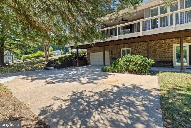 Building Photo - 5510 Beach Dr