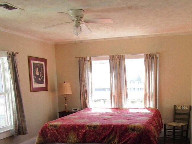 Building Photo - 206 E Columbia St