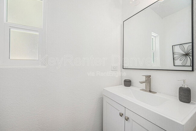 Building Photo - 1580 S Krameria St