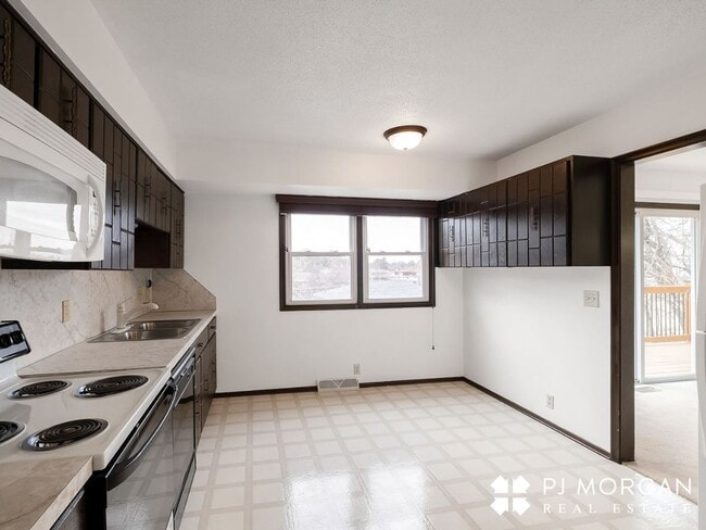 Building Photo - 3 Bed 3 Bath Duplex - Available now