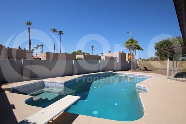 Building Photo - 10879 E Kalil Dr