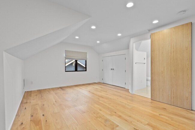 Building Photo - 4Bd/3Ba Seattle House