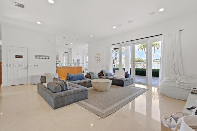 Building Photo - 926 Marina Dr