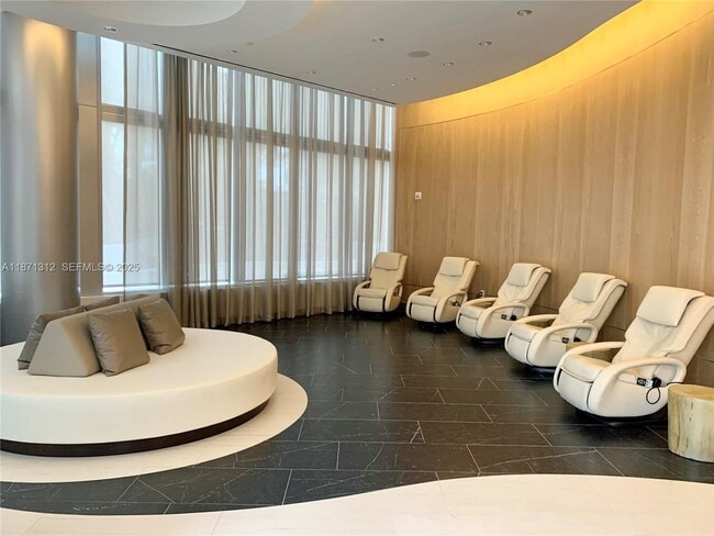 Building Photo - 851 NE 1st Ave