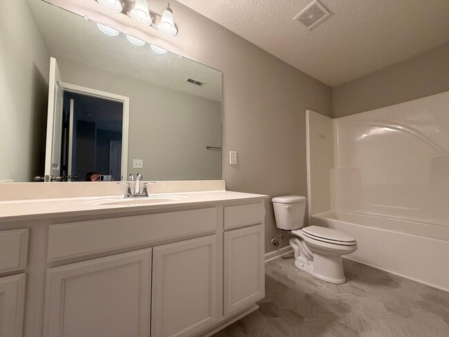 Building Photo - Gorgeous 2 BR 2.5 Bath End Unit Townhome - Available Now in Murfreesboro!