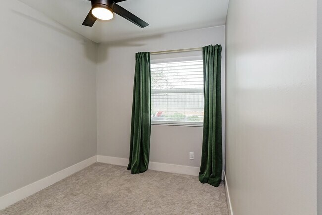 Building Photo - Stunning Home in Oceanside with Large Backyard + 1 Car Garage + Solar