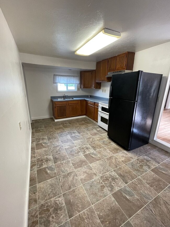 Building Photo - Convieniently located charming home with modern updates!