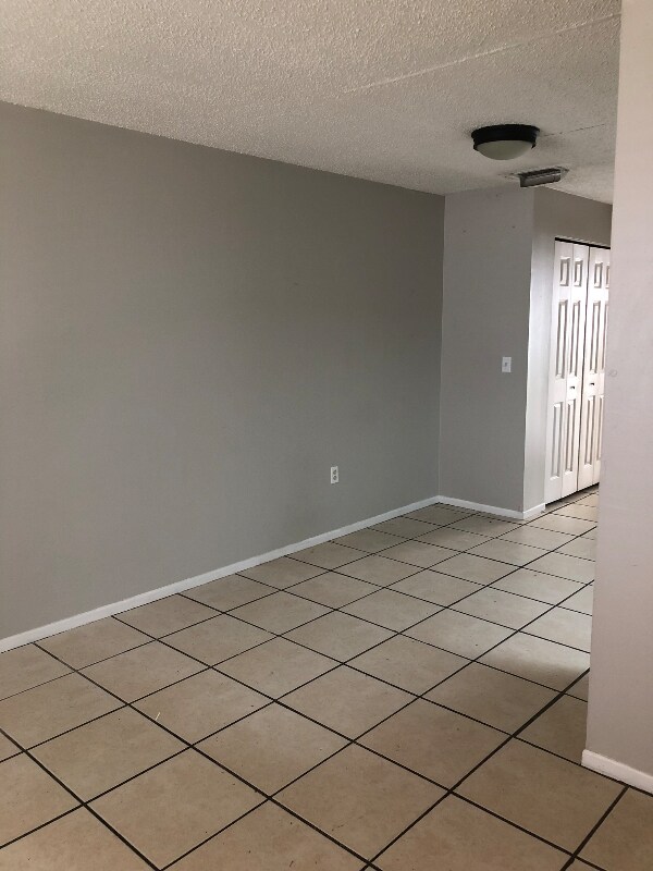 Building Photo - 713 S Daytona Ave