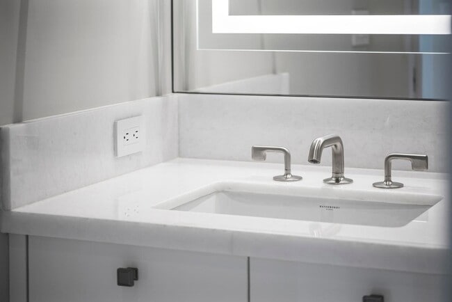 Building Photo - 6587 N Palmeraie Blvd