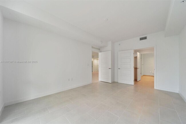 Building Photo - 2150 N Bayshore Dr