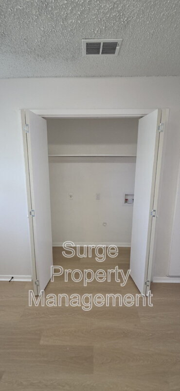 Building Photo - 227 Vista Way