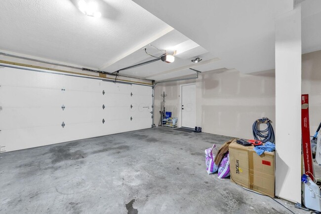 Building Photo - 1945 Woodcrest Rd