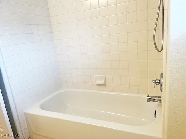 Building Photo - 16 Oak Hollow Ct