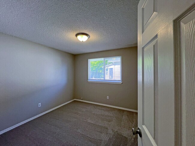 Building Photo - Charming Immaculate Three Bedroom Rambler in Tacoma