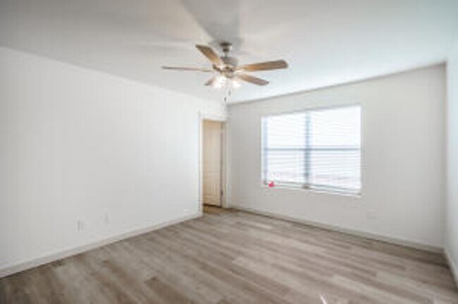 Building Photo - Home Sweet Home on Chapel Hill!