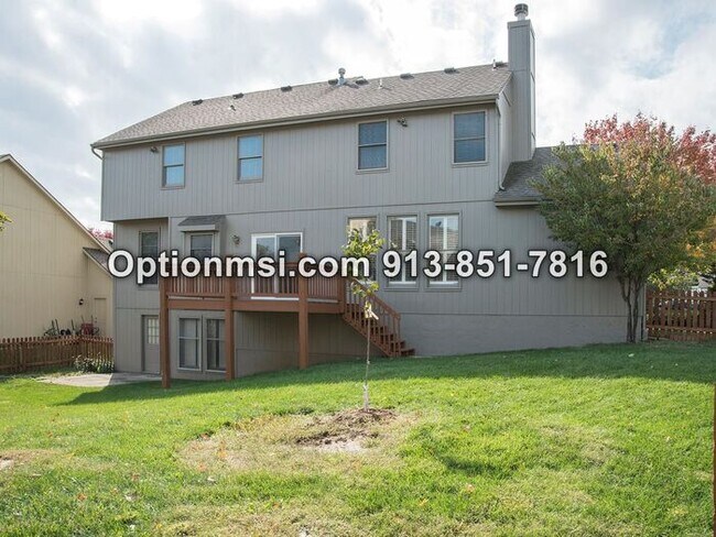 Building Photo - Close to Olathe East Highschool!