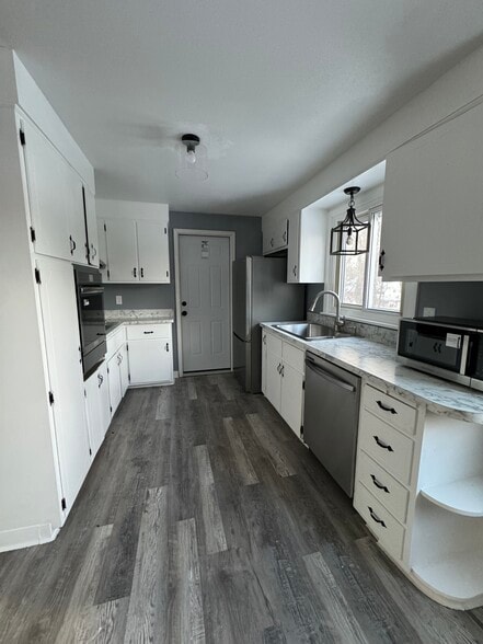 Kitchen - 206 Longmeadow Dr