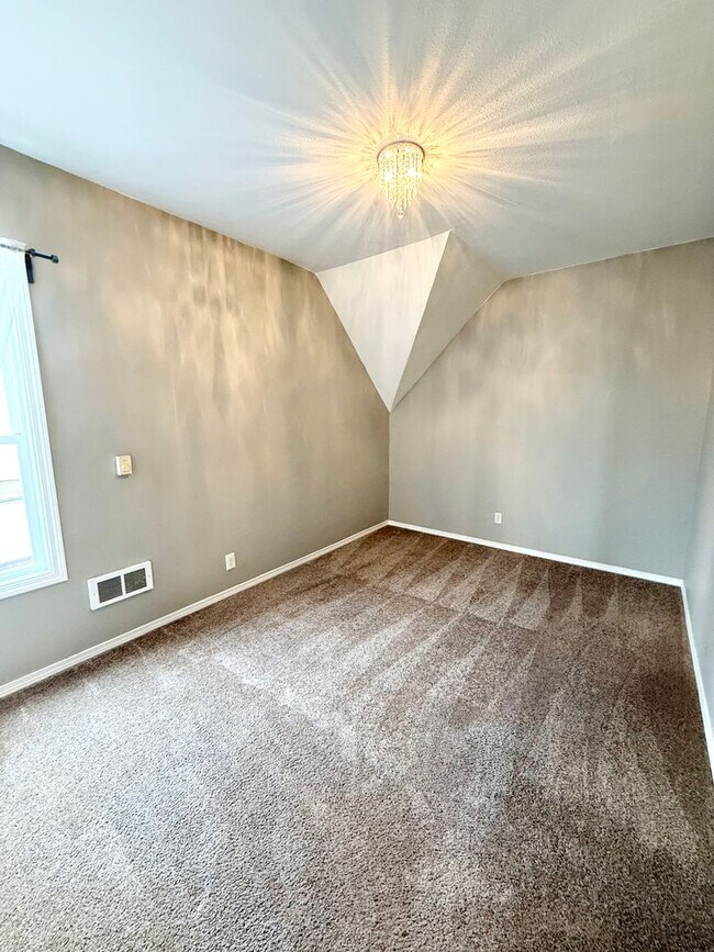 Building Photo - Spacious 4-Bedroom Cle Elum Home with Air ...