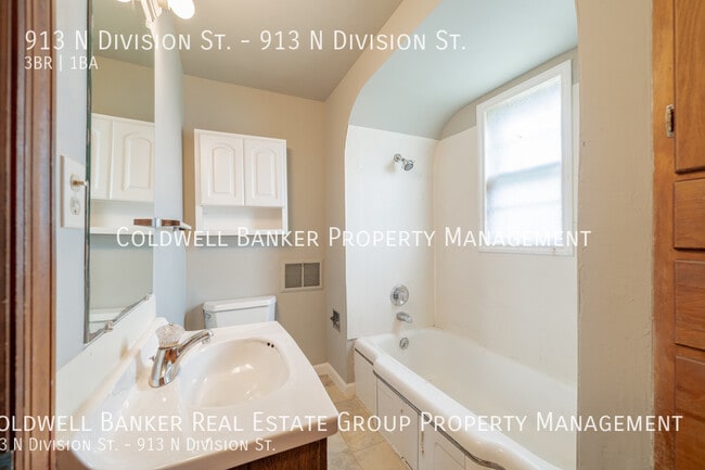 Building Photo - 913 N Division St