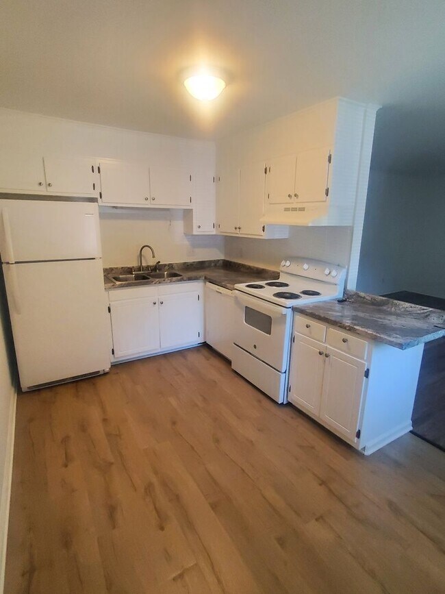 Building Photo - "Bright & Spacious 1BR/1BA with Open Conce...