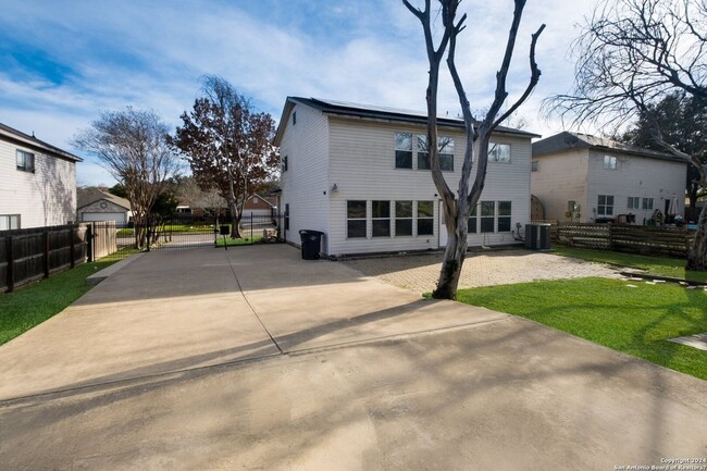 Building Photo - Beautiful, fully remodeled 3 bedroom, 2.5 ...