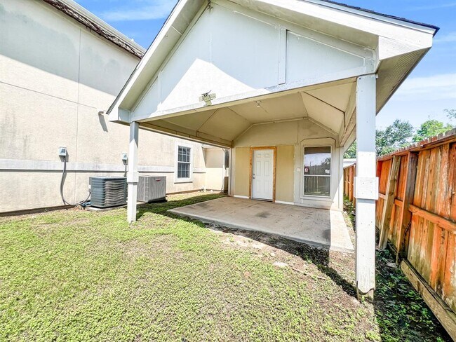 Building Photo - 5715 Ladonia St