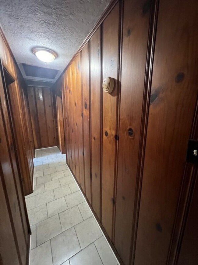 Building Photo - Charming 2 Bedroom Duplex on Sunshine Rd