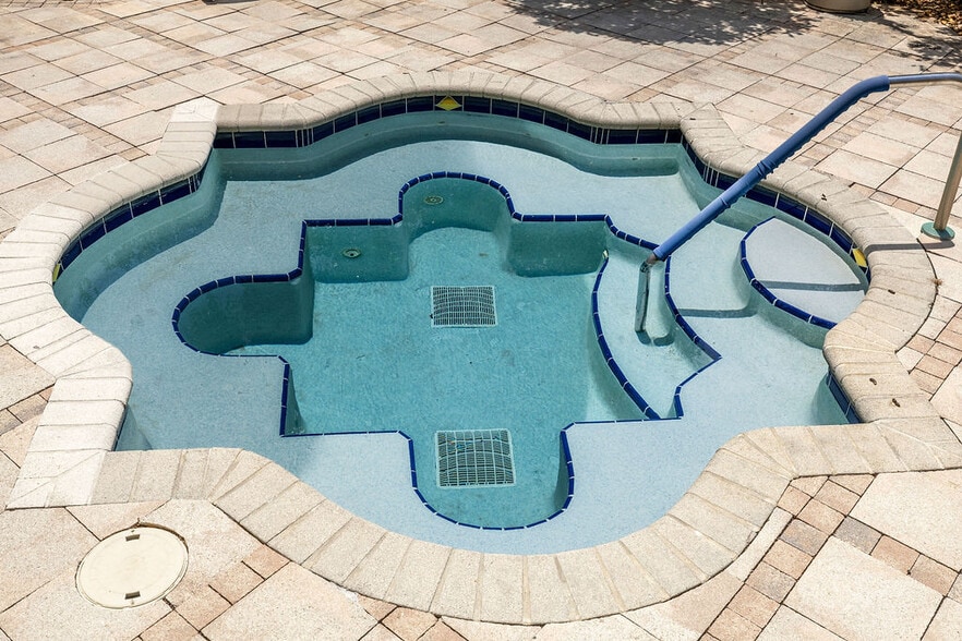 Building Photo - 5060 Fairways Cir