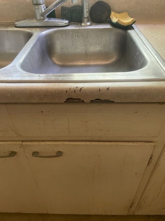 Building Photo - Three Bedroom One bathroom home for Rent