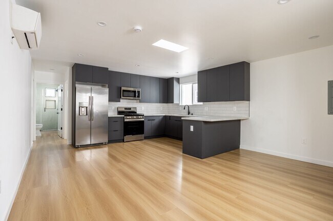 Building Photo - 650 S La Jolla Ave