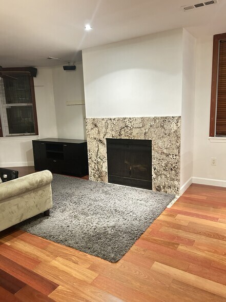 Building Photo - 118 Bates St NW