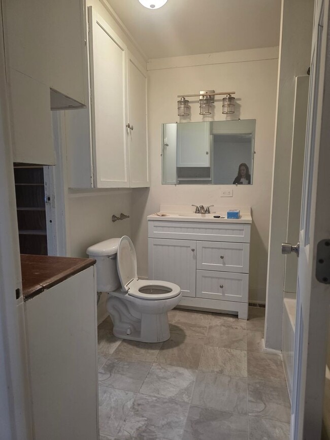 Building Photo - 397 Upper Oakwood Ave