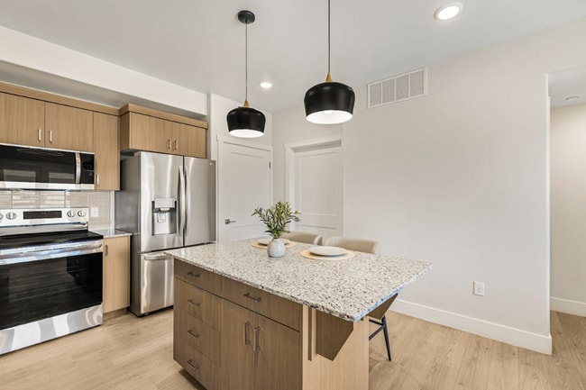 Building Photo - Lincoln Crossing Apartments Unit 1305