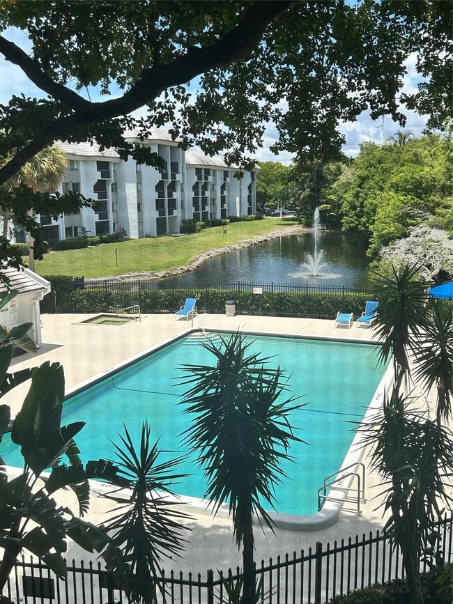 Building Photo - 711 N Pine Island Rd