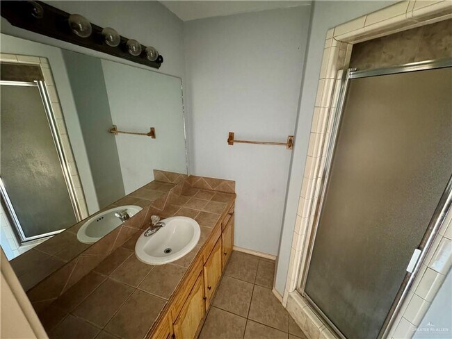 Building Photo - 17 Aruba Dr