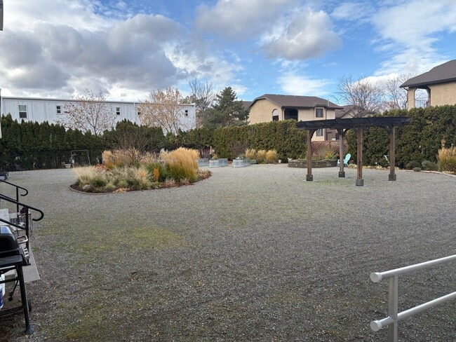 Building Photo - Spacious 2-Bedroom Apartment in 62+ Commun...