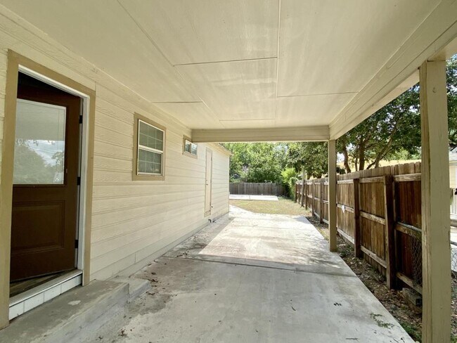 Building Photo - 1138 Santa Anna St