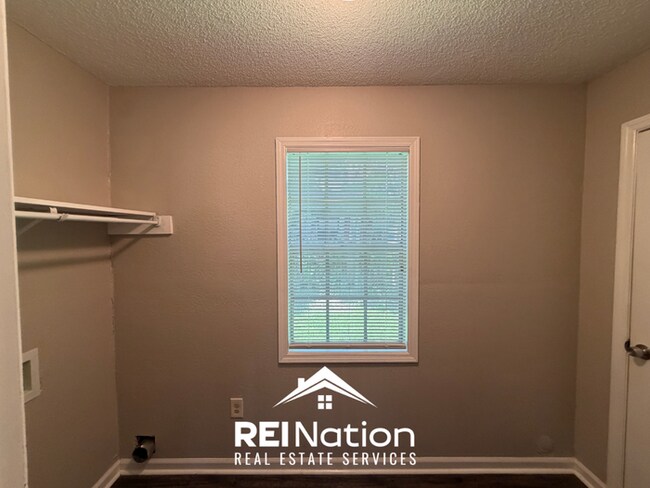 Building Photo - Charming 3BR/2BA East Memphis Home | 1,795 Sq Ft, Hardwood Floors & Fireplace