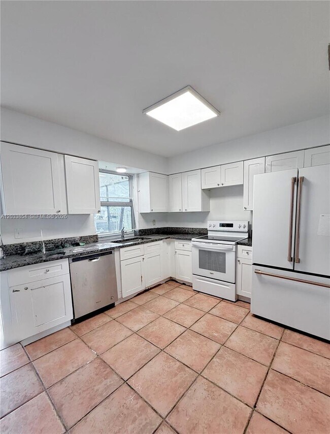 Building Photo - 4540 SW 43rd Ave