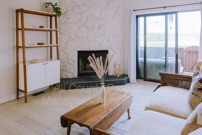 Building Photo - 727 Julian Cir