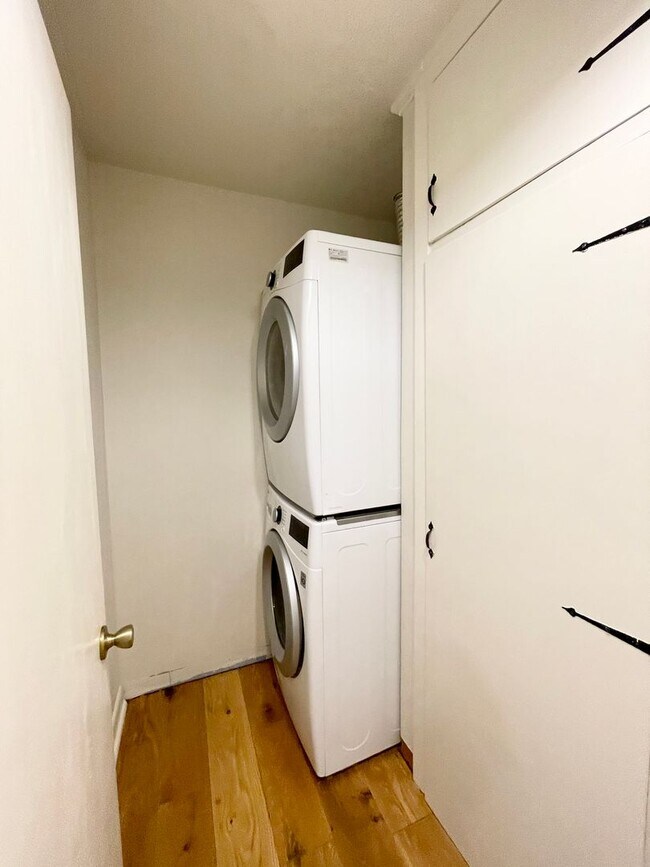 Building Photo - 3 Bedroom House with Mother in Law Suite i...