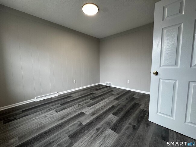 Building Photo - 45-51-51 Cowles St