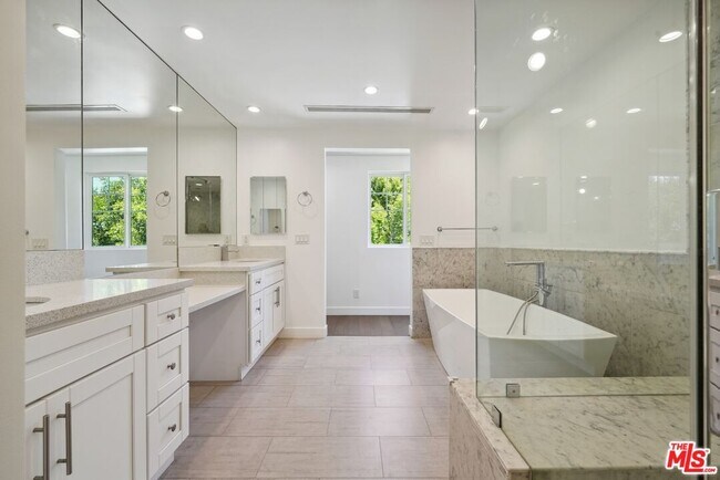Building Photo - 5114 Cedros Ave