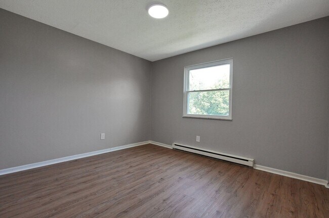 Building Photo - 2205 Clarendon Ln