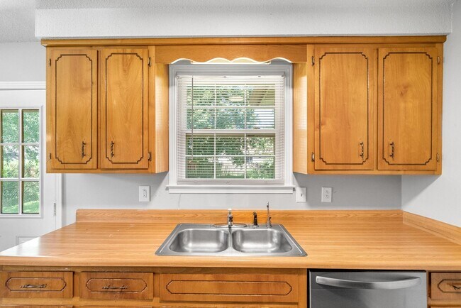 Building Photo - 3 Bedroom Pet Friendly Home For Rent!