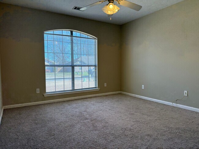 Building Photo - 2413 Versailles Dr