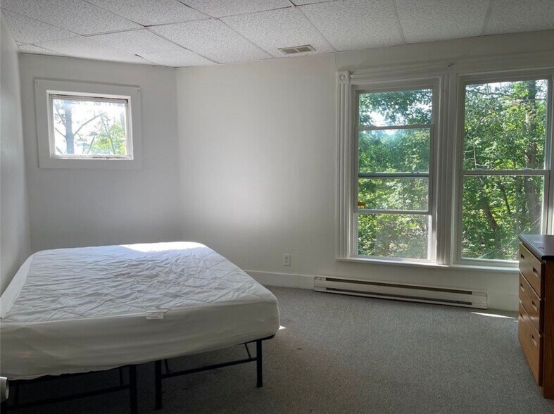 Building Photo - 107 Elm St