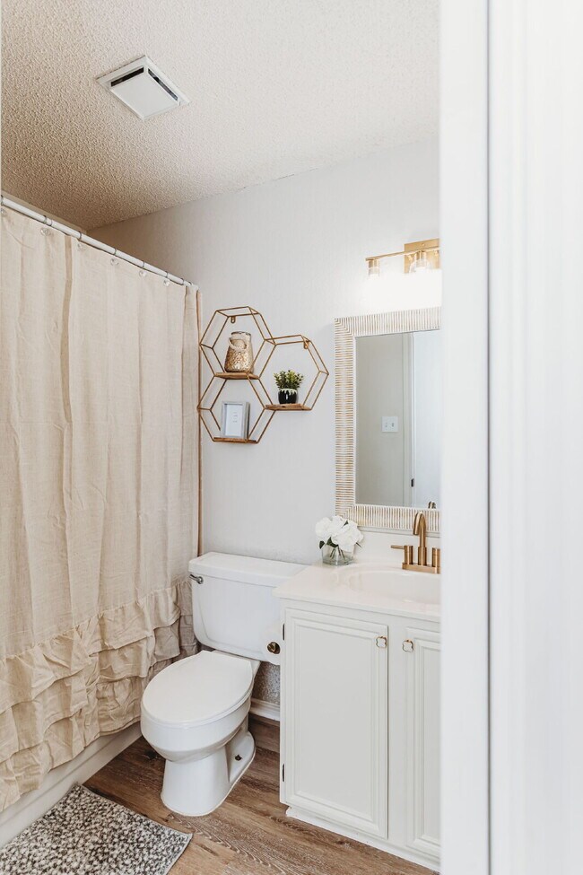 Building Photo - "Well-maintained 4-Bedroom Gem with 2 Full Baths and a Fireplace in Desirable Harker Heights Neig...