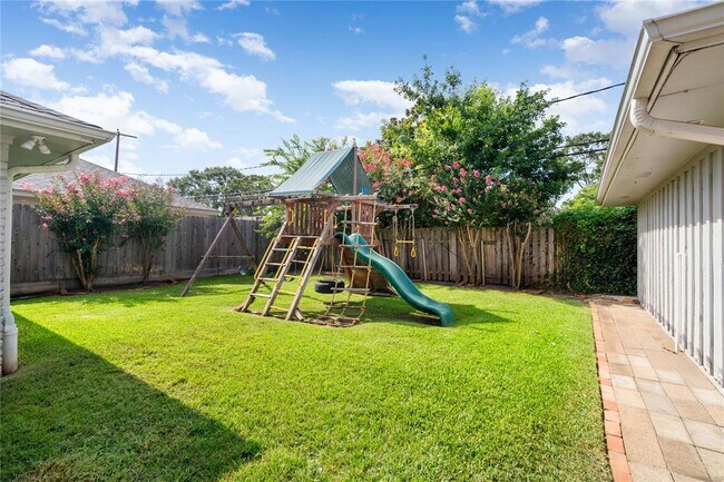 Building Photo - 1075 Curtin St