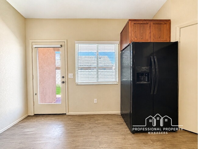 Building Photo - For Rent: 3-bedroom, 2-bathroom home in Desert Sky